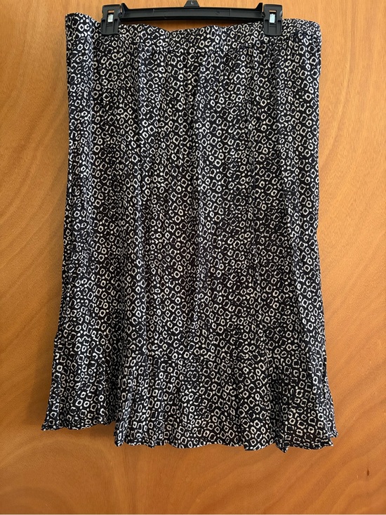 89th & Madison Dresses & Skirts - 89th & Madison Black and White Printed Midi Skirt